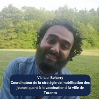 Vishaal Beharry, collaborateur au blogue, est un homme originaire d'Asie du Sud. Il est assis par terre dans un champ d'herbe verte avec un sourire au lèvres. Il a une barbe et des cheveux foncés, courts et bouclés. Il porte une chemise en jean.